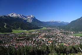 Garmisch-Partenkirchen. Au second plan, les sommets de l'Alpspitze et de la Zugspitze.