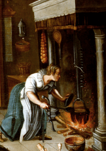 Scène de cuisine : dans une haute cheminée dont les montants verticaux sont deux colonnes au fut lisse et dont le manteau est bordé d’une brayère, une marmite en bronze est suspendue à une longue crémaillère au-dessus d’une forte flambée de buches. Une femme aux cheveux châtains tressés en couronne, habillée d’un corsage blanc aux manches retroussées et d’une longue jupe bleue protégée par un tablier blanc, est penchée vers l’âtre et soulève de la main gauche le couvercle de la marmite comme pour vérifier l’état de la cuisson ou pour remuer le contenu du récipient avec la longue cuiller en bois qu’elle tient de la main droite. À l’avant-plan, une marmite à anse, vide, est posée à même le dallage clair. À gauche de la cheminée où sont suspendus une tresse d’ognons séchés et un soufflet, un haut panier d’osier est posé sur un coffre de bois et un lave-main d’étain accroché au mur à côté d’un « essuie-main perpétuel » luit dans la pénombre de l’arrière-plan.