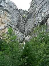 Cascade à travers des parois calcaires