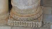 Photographie d’une base de colonnes d’un portique de la cour. D’origine romaine ou byzantine, elle est finement sculptée de divers motifs.