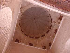 Vue intérieure de la coupole à nervures, appelée coupole du bahou, qui se dresse à l’entrée de la nef centrale.