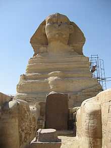 Stèle du Songe de Thoutmosis IV entre les pattes de Sphinx de Gizeh