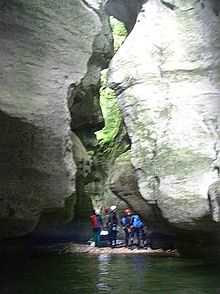 cinq canyonistes au pied de parois calcaires