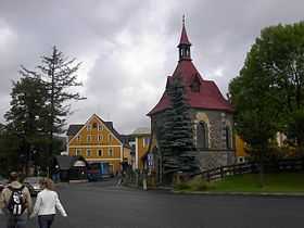 Harrachov  : musée du verre et chapelle.