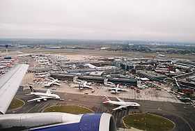 Vue de l'aéroport depuis un avion au décollage.