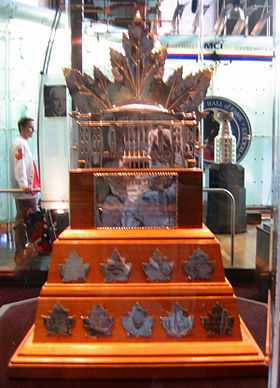 Photo couleur du trophée Conn Smythe.