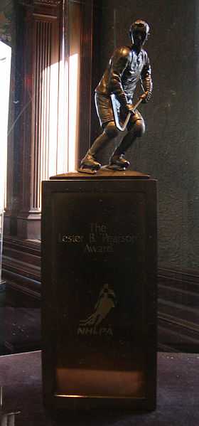 Photo couleur du trophée Lester B. Pearson