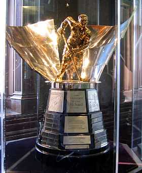 Photo couleur du trophée Maurice Richard dans une vitrine.