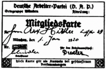 Image noir et blanc de la carte du Parti national-socialiste des travailleurs allemands d'Adolf Hitler. La date d'adhésion du 1er janvier 1920 est lisible.