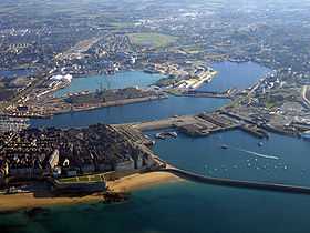 Le port et Saint-Malo intra-muros, à gauche.