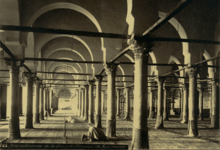 Photographie d’époque, datée vers 1880, de la salle de prière. Cette vue intérieure de la salle hypostyle montre les nombreuses colonnes, à chapiteaux romains et byzantins, qui portent, par l’intermédiaire d’impostes, les arcs badigeonnés à la chaux.
