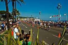 Vue orientée est de la promenade des Anglais sur laquelle on voit la ligne d'arrivée au fond.