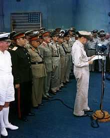 Douglas MacArthur lit un discours. Rangs de soldats gradés derrière lui.