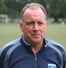 Portrait d'un homme, de face, portant une veste bleue