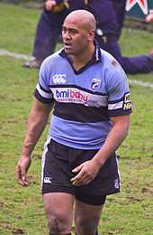 Photo en demi grandeur de Jonah Lomu avec le maillot des Carfiff Blues