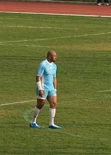 Photo en pied de Jonah Lomu avec le maillot de Marseille Vitrolles