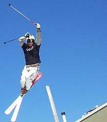 Un skieur acrobatique faisant une figure.