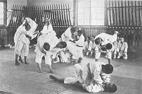 Entraînement de ju-jitsu dans une école d’agriculture, au Japon vers 1920.