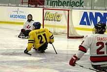 Canada (en blanc) vs Suède (en jaune) au championnat du monde 2004.