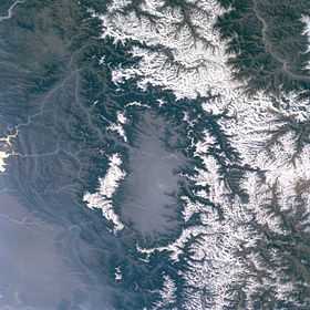 Image satellite de la vallée du Cachemire entourée par les sommets enneigés de la chaîne Pir Panjal.