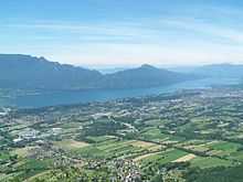 Sud du lac du Bourget entouré de champs agricoles