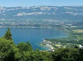 Rive sud du lac du Bourget au pied des Bauges