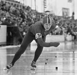 Photo de Lidia Skoblikova pendant une épreuve de patinage de vitesse.