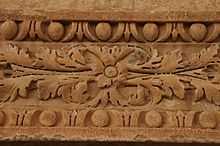 Détail du linteau de la porte du minaret. D’origine antique (morceau de soffite), il est orné d’un décor sculpté de pampres et de perles.