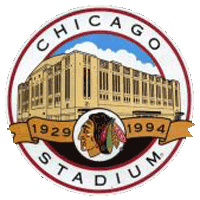 Logo du Chicago Stadium : dessin du bâtiment entouré des mots CHICAGO STADIUM et devant lequel sont placés le logo des Blackhawks et une banderole portant les inscriptions 1929 et 1994.