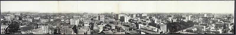Photo panoramique en noir et blanc, prise d'un point élevé ; on voit les toits de Los Angeles