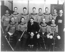 Photographie en noir et blanc d'une équipe de hockey sur glace posant leurs uniformes.