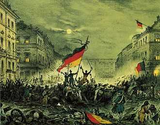 3 révolutionnaires au centre du tableau se dressent sur les barricades et exultent. 4 Drapeaux allemands sont présents.