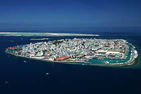 Malé avec l'île d'Hulhulé en fond