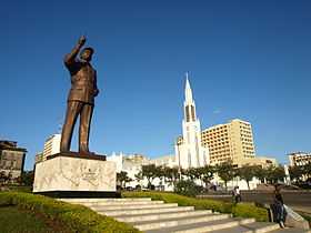 Place de l'indépendance : Statue de Samora Machel (2011) et Cathédrale Nossa Senhora da Conceicao (1944)
