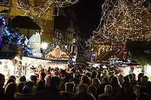 Un marché de Noël illuminé de nuit.