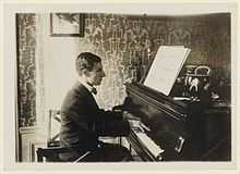 Photo représentant Maurice Ravel au piano.