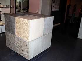 Un mètre cube de béton (représentant la production mondiale annuelle de béton par habitant).