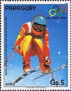 Une skieuse pendant un saut, avec les inscriptions « Paraguay » et « Calgary 1988 » ainsi que les anneaux olympiques.