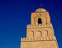 Vue de la partie supérieure du minaret. Les deuxième et troisième niveaux sont protégés par un parapet aux merlons arrondis, lesquels sont percés d’ouvertures en forme de meurtrières.