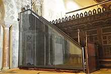 Vue en mai 2010 du minbar, protégé extérieurement par un panneau de verre.