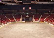 Une arène vide avec la surface en glace et le tableau des scores