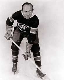 Photo de Howie Morenz qui pose dans la tenue des Canadiens de Montréal.
