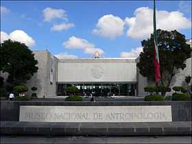 Esplanade d'entrée et façade principale du musée national d'anthropologie de Mexico