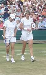 Gros plan sur Navralitova (à gauche) et Sukova (à droite) lors d'un match de double du tournoi des Légendes en 2009 à Wimbledon