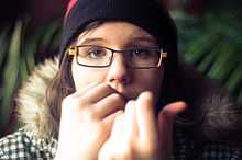 une jeune femme se rongeant les ongles