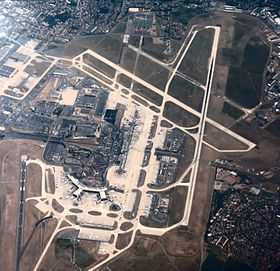 L'aéroport vu d'un avion de ligne depuis l'ouest.