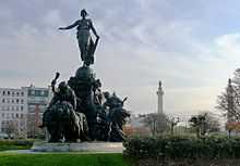 Vue de la statue située au centre de la place, au millieu du square.