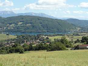 Vue sur le lac depuis le versant occidental.