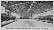 Photographie en noir et blanc d'une patinoire.