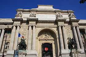 Entrée du Palais de la découverte sur l’avenue Franklin-D.-Roosevelt.